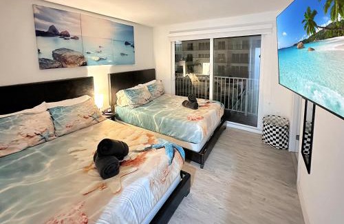 Naranja House | Vacay Spot experience Luna Sky! 65" TV BAR, BBQ, SHOWER massage jets, music, go to FL Keys
