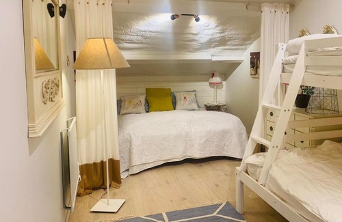 Knivsta Apartment | Vacker lounge med flera rum, och kök uthyres på Rickebasta Islandshästar
