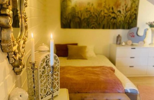 Knivsta Apartment | Vacker lounge med flera rum, och kök uthyres på Rickebasta Islandshästar
