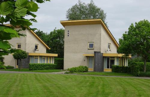Koudum House | vakantiehuisgalamadammen met ligplaats boot