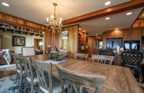 Highlands House | Valentine Manor with 3 states views only 5 minutes to town!