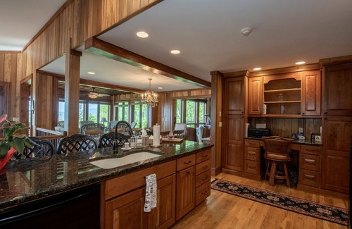 Highlands House | Valentine Manor with 3 states views only 5 minutes to town!