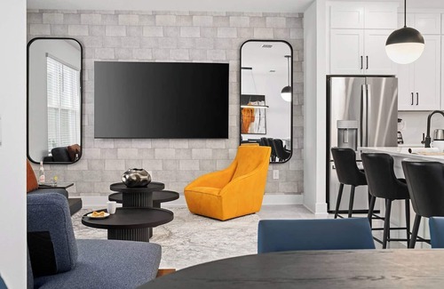 Florida Center House | Valerie's Vault | Grand Villa Near Disney w/Robot Theme BR, Full Kitchen, Pool
