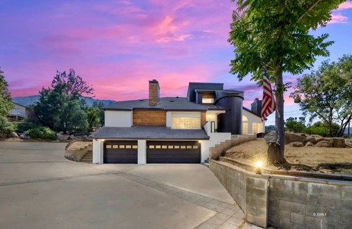 Kernville House | Valhalla House, Luxury Home, 1mi to Downtown, 4 BR, Game Room, Hot Tub, Backyard