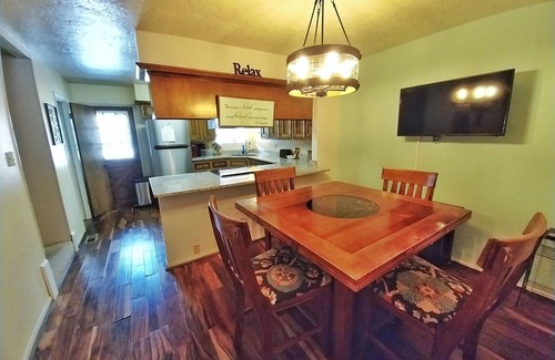 Red River House | Valley Condo 117 - Creekside - Wi-Fi - Hot Tub - Fireplace - Washer/Dryer - Pla
