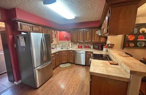 Red River House | Valley Condo 120 - Creekside - Wi-Fi - Hot Tub - Fireplace - Washer/Dryer - Play