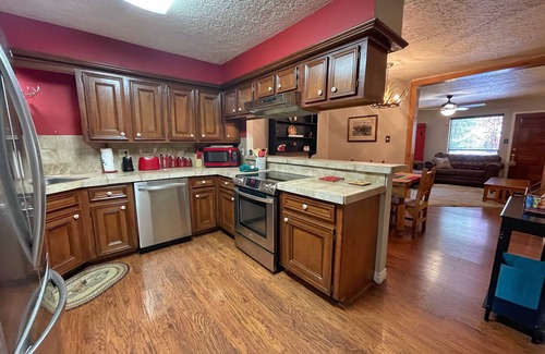 Red River House | Valley Condo 120 - Creekside - Wi-Fi - Hot Tub - Fireplace - Washer/Dryer - Play