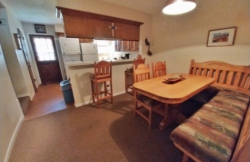 Red River House | Valley Condo 124 - Creekside - Wi-Fi - Hot Tub - Fireplace - Washer/Dryer - Gril