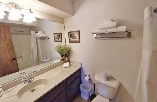 Red River House | Valley Condo 126 - Creekside - WiFi - Hot Tub - Fireplace - Washer - Dryer - Playground