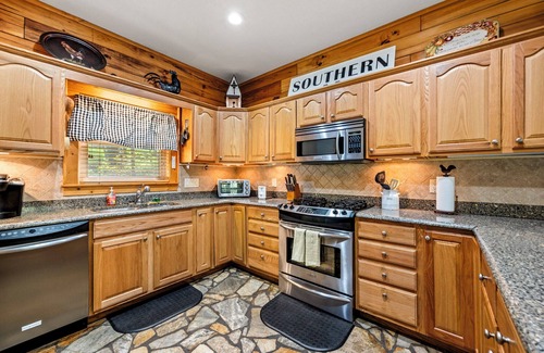 Maggie Valley Cabin | Valley Creek Retreat/Fireplace/Hot Tub/Creekside/Fire Pit/Arcade- Sleeps 8