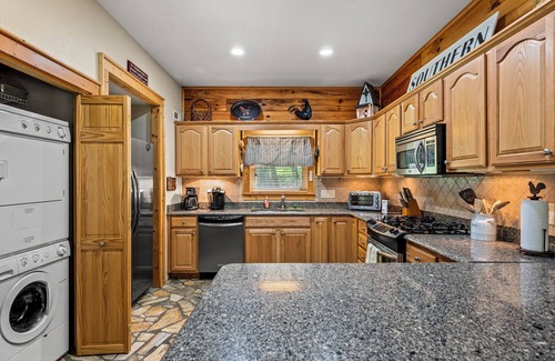 Maggie Valley Cabin | Valley Creek Retreat/Fireplace/Hot Tub/Creekside/Fire Pit/Arcade- Sleeps 8