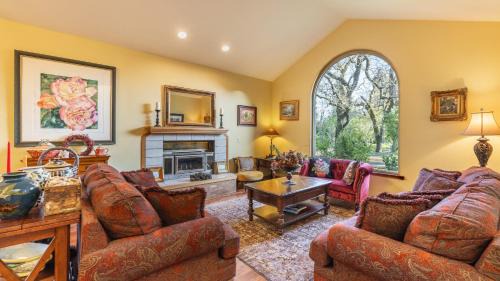 Kenwood House | Valley of the Moon by AvantStay Tranquil Escape Large Yard w Hot Tub Fire Pit
