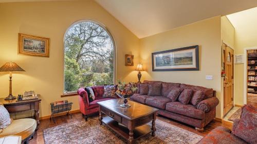 Kenwood House | Valley of the Moon by AvantStay Tranquil Escape Large Yard w Hot Tub Fire Pit