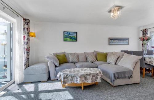 Southwick House | Valley Rise By My Getaways Free Parking