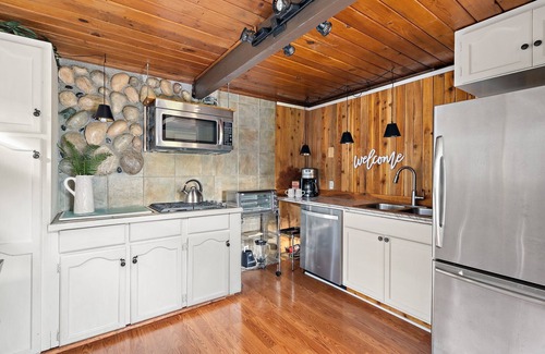 Maple Falls Cabin | Valley View Cabin: Cozy 2BR Retreat Near Hiking & Skiing, No Pets Allowed