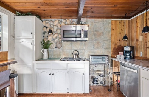 Maple Falls Cabin | Valley View Cabin: Cozy 2BR Retreat Near Hiking & Skiing, No Pets Allowed