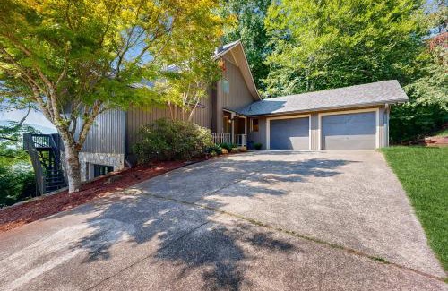 Black Mountain House | Valley View Lodge at Camp Rockmont