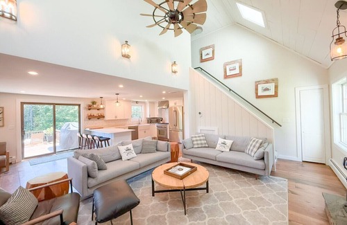 West Dover House | Valley View Villa - Modern Farmhouse W/Hot Tub