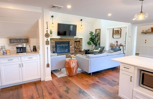 West Dover House | Valley View Villa - Modern Farmhouse W/Hot Tub