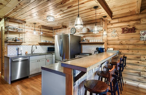 Gatlinburg - Pigeon Forge Cabin | Valley Views, Easy Access & Perfect Family Cabin! Hot tub, theater room/play set
