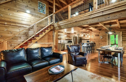 Gatlinburg - Pigeon Forge Cabin | Valley Views, Easy Access & Perfect Family Cabin! Hot tub, theater room/play set