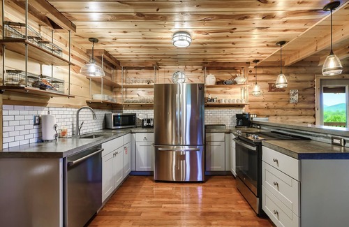 Gatlinburg - Pigeon Forge Cabin | Valley Views, Easy Access & Perfect Family Cabin! Hot tub, theater room/play set