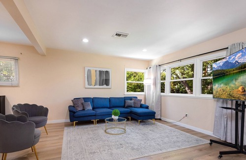 Reseda House | Valley Vista Retreat: A Serene Haven of Modern Elegance