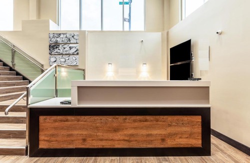 Queens Hotel | Van Wyck Hotel & Suites near JFK Airport