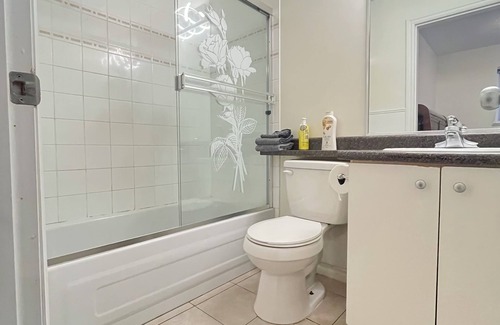 Hastings House | Vancouver cozy bachelor close to DT,PNE