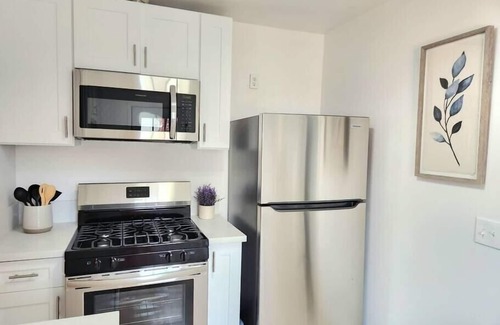Monrovia House | Vanellie Luxe Home -Relaxing space-3beds 2 baths