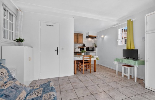 La Garde Apartment | Var Hyères Studio by the Sea with Shared Garden, Balcony and Air Conditioning