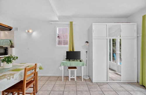 La Garde Apartment | Var Hyères Studio by the Sea with Shared Garden, Balcony and Air Conditioning