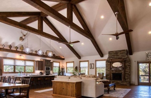 Blue Eye House | Vaulted Ceilings, Gourmet Kitchen Appliances, Hot Tub, Car Charger, Private, Comm Pool