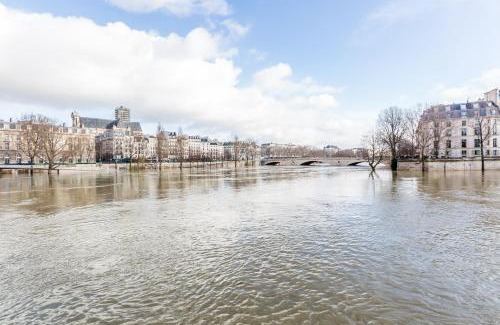 Les Iles Apartment | Veeve - Overlooking the Seine on Ile de la Cité