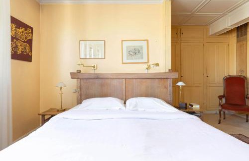 Chaillot Apartment | Veeve - Rooftop Views of the Arc de Triomphe