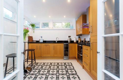 Wimbledon Apartment | Veeve - Village Beauty