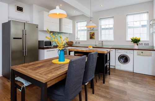 Hillside House | Veeve - Wimbledon Wildflower
