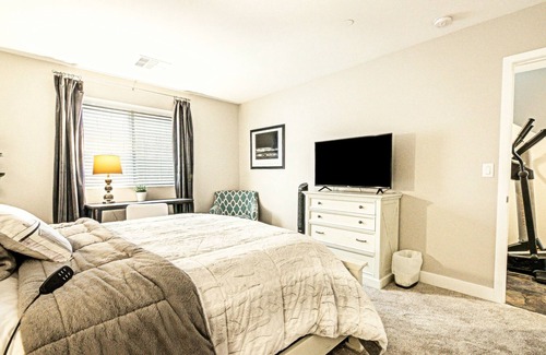 Providence House | Vegas Valley Views!! Family friendly gated Vegas neighborhood.