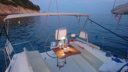 Vallpineda Boat Rental | Velero Viko S30