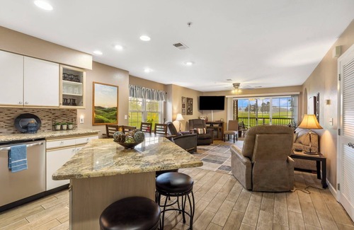 Branson Condo | Velting’s Golf View Getaway–Holiday Hills Branson | Golf Resort | Outdoor Pools