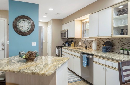 Branson Condo | Velting’s Golf View Getaway–Holiday Hills Branson | Golf Resort | Outdoor Pools
