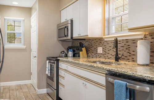 Branson Condo | Velting’s Golf View Getaway–Holiday Hills Branson | Golf Resort | Outdoor Pools