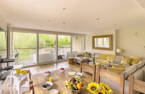 Cirencester House | Velvet Lodge - 3 Storey/5 Bed/4 Bath sleeps 10 adults + 2 kids + 2 infants