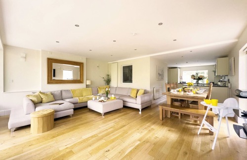 Cirencester House | Velvet Lodge - 3 Storey/5 Bed/4 Bath sleeps 10 adults + 2 kids + 2 infants