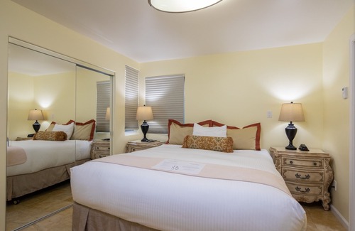 Northeast Carmel Hotel | Vendange Carmel Inn & Suites