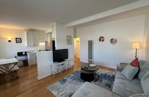 Mar Vista Apartment | Venice Apartment with Parking F
