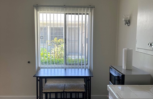 Mar Vista Apartment | Venice Apartment with Parking B