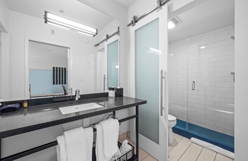 Venice Hotel | Venice Beach Charm in Balcony Room | Rooftop | Free Breakfast