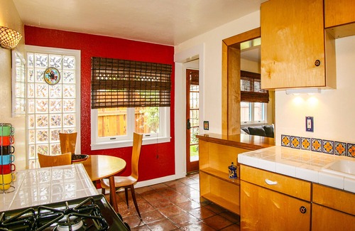 Venice Apartment | Venice Beach Oceanside Retreat~ Steps to Beach! Gated Yard, BBQ, Parking, Cabana