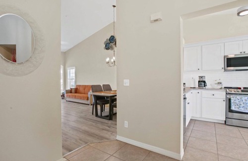 Plantation Condo | Venice Tropical Condo